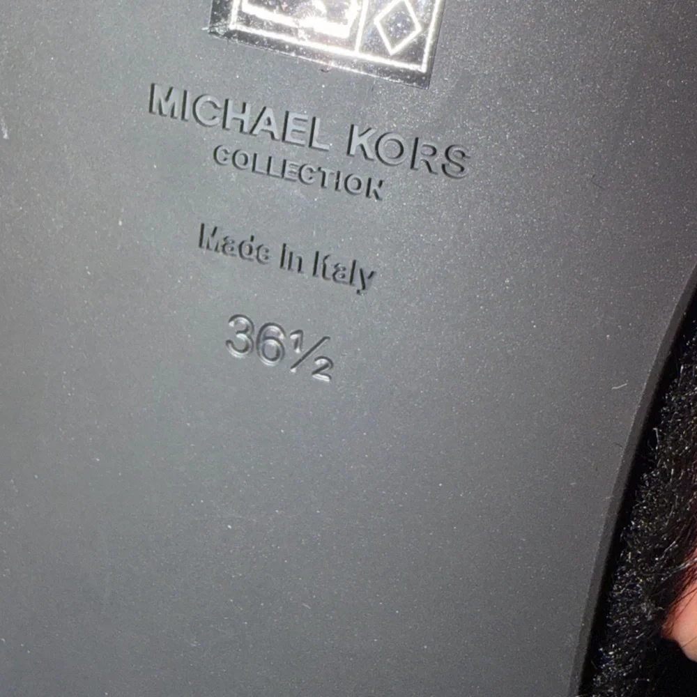 🆕 Michael Kors COLLECTION Black Fur Slippers - Picture 3 of 4